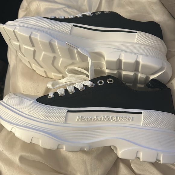 NWOB ALEXANDER MCQUEEN SLICK SNEAKERS 40/8.5 - Picture 2 of 9
